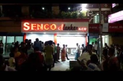 ফিল্মি স্টাইলে পশ্চিমবঙ্গে স্বর্ণের দোকানে ডাকাতি

