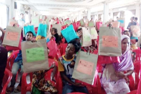 টঙ্গীতে অসহায়দের মাঝে ঈদ সামগ্রী বিতরণ