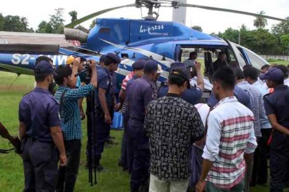 
সাতক্ষীরার জখম পুরোহিতকে হেলিকপ্টারে ঢাকা আনা হয়েছে