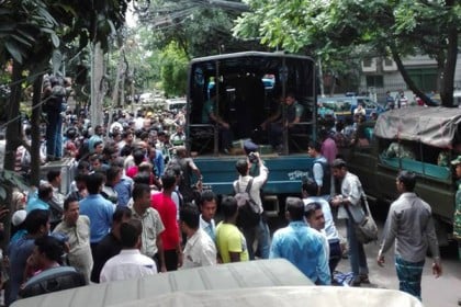 জীবিত উদ্ধারকৃতদের জিজ্ঞাসাবাদ করছে ডিবি