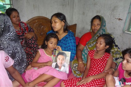 নতুন জামা নয়, বাবার লাশের প্রতীক্ষায় সামিয়া-ইলমি