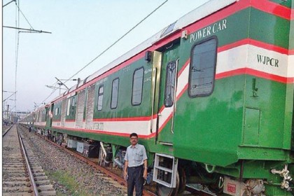 ট্রেন ফেলে চলে গেল ইঞ্জিন!