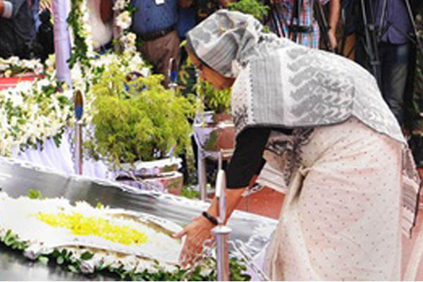 গুলশান হামলায় নিহতদের প্রতি প্রধানমন্ত্রীর শ্রদ্ধা