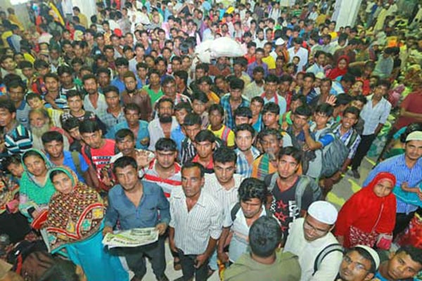 কমলাপুরে লোকাল ট্রেন যাত্রীদের ভিড়