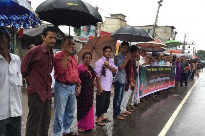 গুলশান হত্যাকাণ্ডের প্রতিবাদে নোয়াখালীতে মানববন্ধন