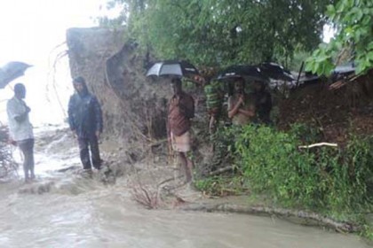 বরগুনায় বেড়িবাঁধ ভেঙে ৩শ’ ঘরবাড়ি পানিবন্দি