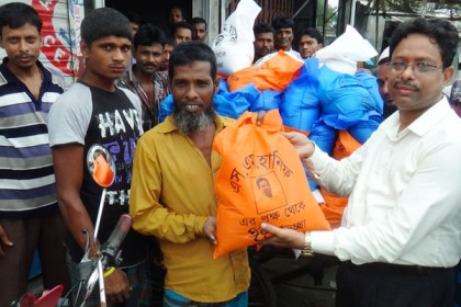 কালকিনিতে দরিদ্রদের মাঝে ঈদ সামগ্রী বিতরণ