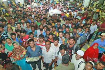 কমলাপুরে লোকাল ট্রেন যাত্রীদের ভিড়