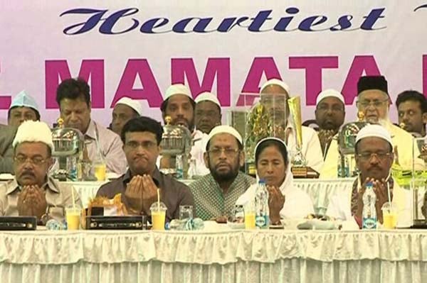 কলকাতায় ইফতার পার্টিতে মমতা-সৌরভ
