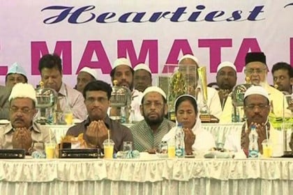 কলকাতায় ইফতার পার্টিতে মমতা-সৌরভ
