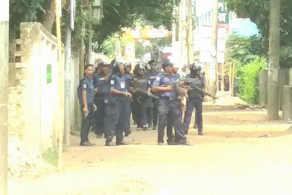 শোলাকিয়া মাঠের কাছে সন্ত্রাসী হামলা, দুই পুলিশসহ নিহত ৪