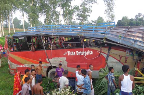 বীরগঞ্জে বাসচাপায় শিশু নিহত, আহত ২০
