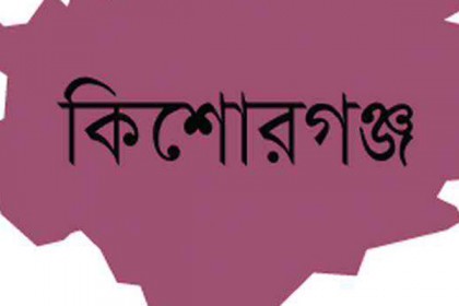 শোলাকিয়ায় পুকুর থেকে কুড়াল ও চাপাতি উদ্ধার
