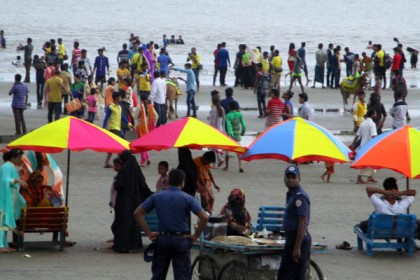 কুয়াকাটা সৈকতে পর্যটকদের উপচে পড়া ভিড়
