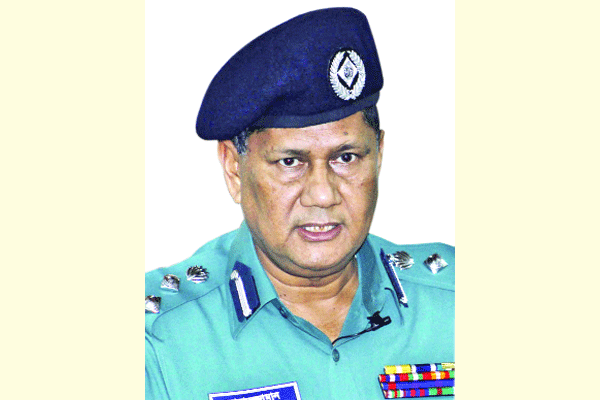 অল্পের জন্য রক্ষা পেলেন কমিশনার