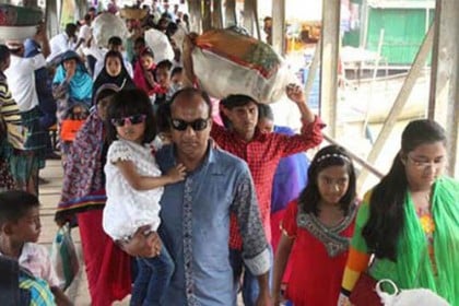 ছুটি শেষে রাজধানীমুখী মানুষের ঢল