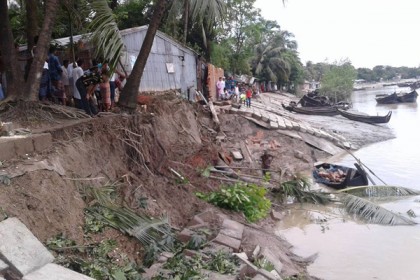 চট্টগ্রামে নদীগর্ভে পাঁচ পরিবার   
