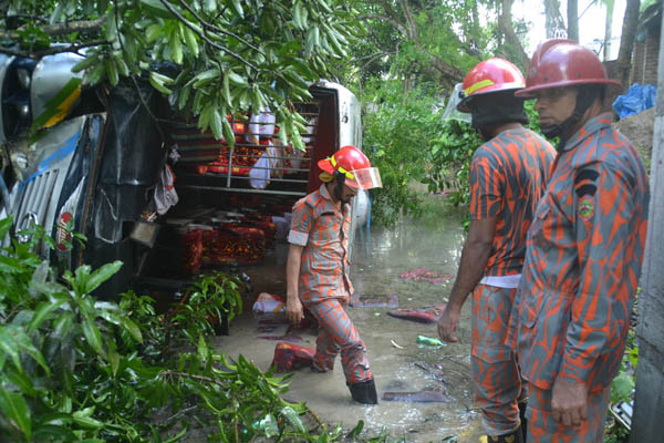পুঠিয়ায় বাস খাদে পড়ে ১৫ যাত্রী আহত
