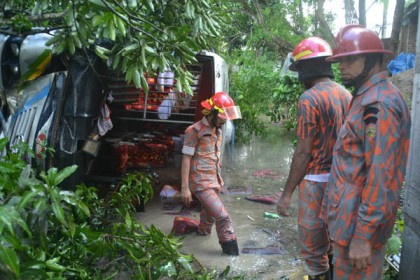 পুঠিয়ায় বাস খাদে পড়ে ১৫ যাত্রী আহত