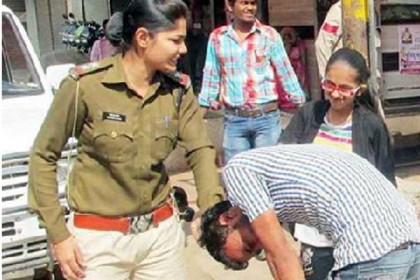 উত্ত্যক্তকারীদের জোট বেঁধে ধোলাই দিল স্কুলছাত্রীরা