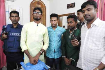 মাগুরায় পুরোহিতের খোঁজ নেওয়া ৩ যুবক আটক
