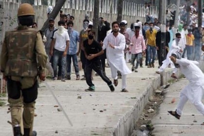 কাশ্মীরে পুলিশ ও জনতার সংঘর্ষে নিহত ৩৪