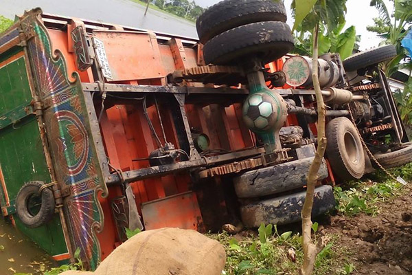 নেত্রকোনায় ট্রাক উল্টে যান চলাচল বন্ধ