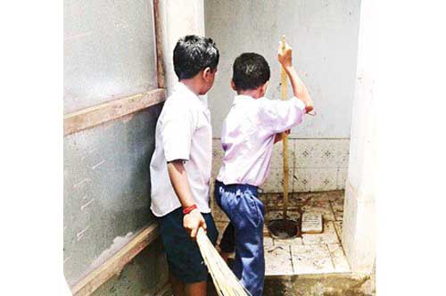 ছাত্রদের দিয়েই শৌচাগার পরিষ্কার!