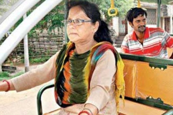 ছেলেকে ডক্টরেট করাতে রিক্সাচালকের ভূমিকায় মা!