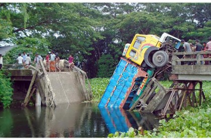 বরিশালে ব্রিজ ভেঙে ট্রাক খালে, যোগাযোগ বিছিন্ন