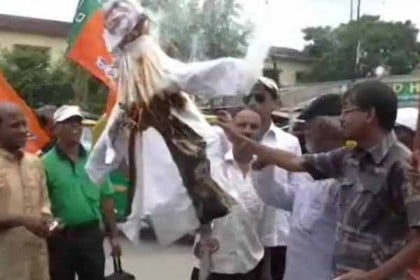 পশ্চিমবঙ্গে জাকির নায়েকের কুশপুতুল পোড়াল বিজেপি