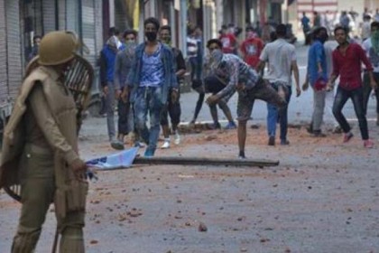 কাশ্মীরে বিক্ষোভকারীদের সঙ্গে পুলিশের সংঘর্ষে নিহত অন্তত ৩৬