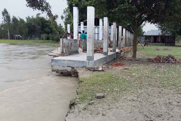নীলফামারীতে তিস্তার ভাঙ্গনে লণ্ডভণ্ড একটি ইউনিয়ন