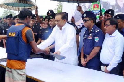বনদস্যু মজনু ও ইলিয়াছ বাহিনীর আত্মসমর্পণ