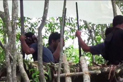 আত্মসমর্পন করছে বনদস্যু মজনু ও ইলিয়াছ বাহিনী