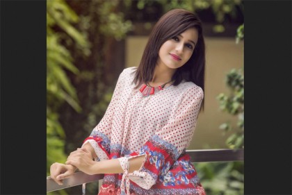 সাবিলা এখন পড়ার টেবিলে