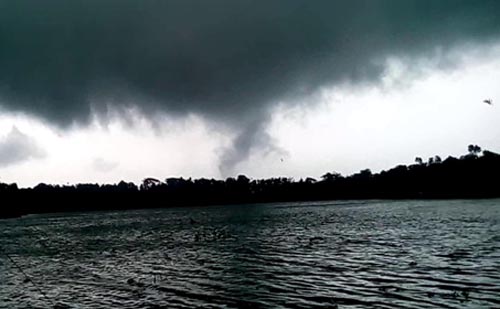 লক্ষ্মীপুরে টর্নেডোর আঘাতে ৫ গ্রামের ২০টি ঘরবাড়ি বিধ্বস্থ