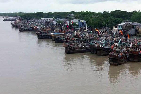 কুয়াকাটায় বৈরী আবহাওয়ায় সাগরে মাছ ধরা বন্ধ