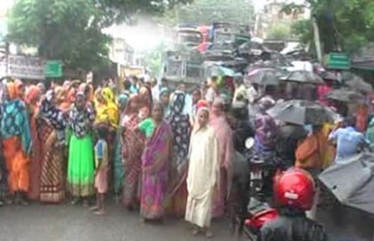 উন্নয়ন না করায় তৃণমূল নেতার বাড়ি ভাঙচুর