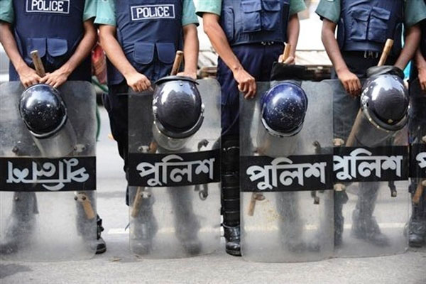 বগুড়ায় যৌথবাহিনীর জঙ্গিবিরোধী অভিযান চলছে
