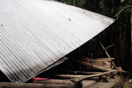 হাতিয়ায় টনের্ডোর আঘাতে বাড়িঘর লণ্ডভণ্ড, আহত ১০