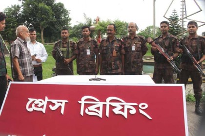 ঠাকুরগাঁওয়ে বিজিবি’র অভিযানে পিস্তল ও গুলি উদ্ধার