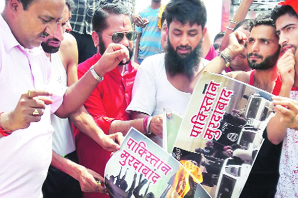 মুসলিম ট্রাক চালককে দিয়ে 'ভারত মাতা কি জয়' বলালো শিবসেনা