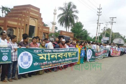 জঙ্গি হামলার প্রতিবাদে জাবিতে মানববন্ধন