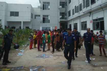 সাভারে পুলিশ-শ্রমিক সংঘর্ষে আহত ৩০
