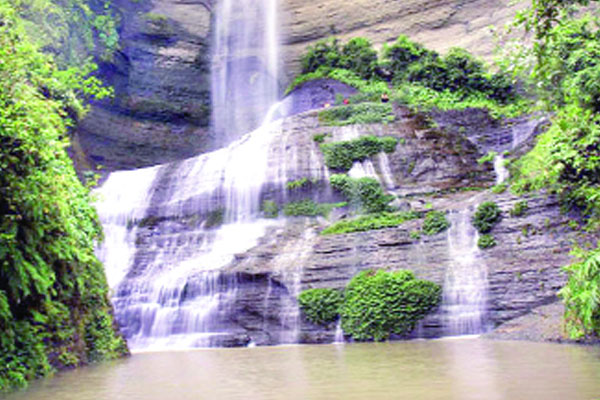 পাহাড়ি ঝরনার কলতান