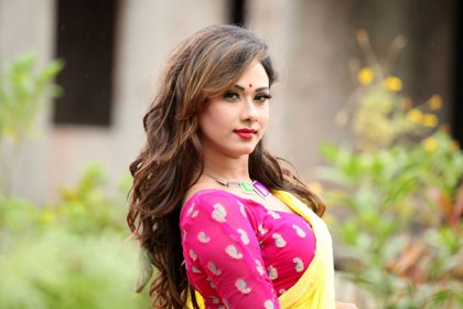 প্রথম বারের মত শাড়ির বিজ্ঞাপনে ববি