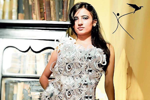কাগজের পোশাক বানিয়ে চমক শিক্ষার্থীদের