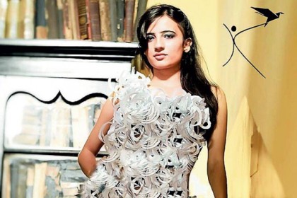 কাগজের পোশাক বানিয়ে চমক শিক্ষার্থীদের