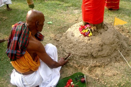 আতংকে ঝিনাইদহের দুই পুরোহিতের দেশ ত্যাগ